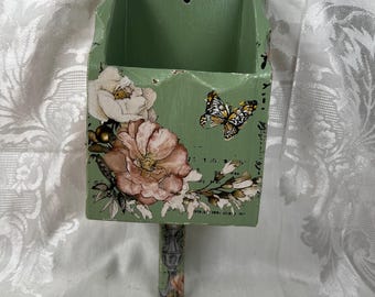 Tasca da parete a forma di cucchiaio in legno verde salvia riciclato, decorata con motivi floreali e farfalle, stile cottagecore (26,7 cm x 15,2 cm x 10,2 cm)