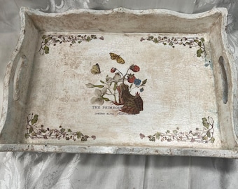 Bandeja de madera vintage reciclada, acabado craquelado, estampado de fresas con diseño de rana, asas integradas.