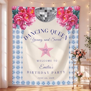Könnte beinhalten: Ein rechteckiger Stoffhintergrund mit cremefarbener Mitte, blauen Blumenbordüren, rosa Pfingstrosen und einer silbernen Discokugel. Der Text lautet: DANCING QUEEN Young and Sweet, only 50, WELCOME TO Emilia's BIRTHDAY PARTY, JUNE 22, 2026, mit einem rosa Stern.
