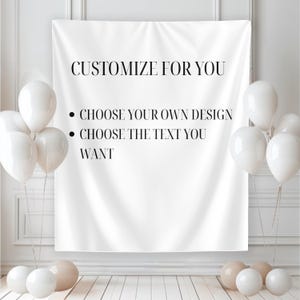 Può includere: Un banner di tessuto bianco con il testo "CUSTOMIZE FOR YOU" e punti elenco: "CHOOSE YOUR OWN DESIGN" e "CHOOSE THE TEXT YOU WANT". Palloncini bianchi sono disposti attorno al banner, creando un'atmosfera festosa.