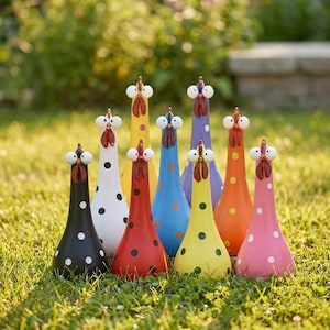 Peut inclure: Ensemble de figurines de poulets fantaisistes aux couleurs vives, dont noir, blanc, jaune, rouge, bleu, orange, violet et rose, avec des pois. Ils sont disposés sur de l'herbe à l'extérieur, créant une scène de jardin ludique.