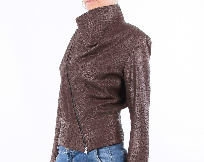 Italian handmade Women genuine soft lambskin leather trendy cropped biker asymmetrical jacket slim fit vintage crocodile brown texture