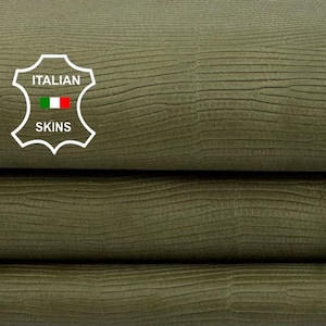 Op de afbeelding: Olijfgroen leer met een getextureerd, golvend patroon, in drie lagen gevouwen. Het Italian Skins-logo staat in de linkerbovenhoek. Geschikt voor diverse leerprojecten.