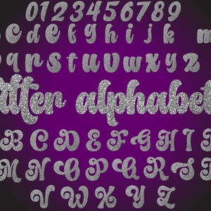 以下が含まれることがあります： 銀色のグリッターアルファベットと数字の完全なセット。大文字と小文字、数字の0〜9が含まれています。「glitter alphabetes」の文字も表示されています。文字と数字は筆記体フォントです。紫と黒のグラデーションの背景です。