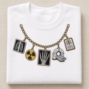 以下が含まれることがあります： ゴールドのチェーンネックレスが刺繍された白いクルーネックのスウェットシャツ。チェーンには、胸部のX線写真、黄色の放射能マーク、手のX線写真、CTスキャナー、胸郭の画像が描かれたクリップボードという、医療をテーマにした5つのチャームがデザインされています。