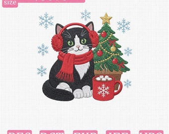 Puede incluir: Diseño de bordado a máquina con un gato blanco y negro con orejeras y bufanda rojas, junto a un árbol de Navidad y una taza roja con malvaviscos. Texto: 5 size EMBROIDERY DESIGN FOR MACHINE 4" 5" 6" 7" 8". Formatos: PES, DST, EXP, JEF, VP3.