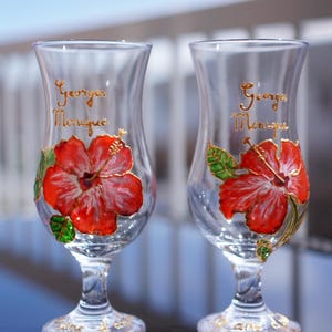 Vasos personalizados pintados a mano con diseño de hibisco – Regalo personalizado de aniversario o boda, con nombres y fecha en letras doradas.