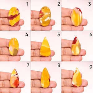 Puede incluir: Nueve piedras preciosas pulidas de varias formas, sostenidas en una mano. Las piedras muestran una gama de colores, incluyendo amarillo, naranja y rojo, con patrones y vetas únicos. Cada piedra tiene una forma diferente, incluyendo ovalada y de lágrima.