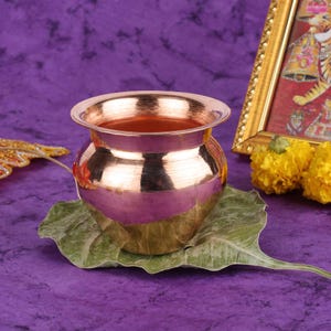 Kalash de cobre tradicional para rituales hindúes, recipiente de agua sagrado para el culto y las ceremonias.