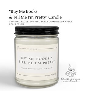Peut inclure: Une bougie en pot de verre transparent avec un couvercle noir contenant de la cire blanc cassé. L'étiquette indique : Buy Me Books & Tell Me I'm Pretty, Smells Like Romantic Delusion And New Pages, 100% Natural Soy Wax Blend et Cruising Pages.
