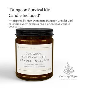 Op de afbeelding: Een bruine glazen kaars in een pot met een zwarte deksel en een wit etiket. Het etiket bevat de tekst: Dungeon Survival Kit: Candle Included, 100% Natural Soy Wax Blend, Survive, Adapt, Light Candle, Powered by Rage and Despertaion, Cruising Pages.