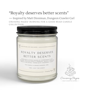 Op de afbeelding: Een doorzichtige glazen kaarsenpot met een zwarte deksel en gebroken witte was. Het etiket vermeldt: Royalty Deserves Better Scents, mixed with a unique blend of championship-level ambiance, Princess Donut's approval, Mango is delighted, topped with Goddammit, Donut.