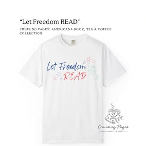 Puede incluir: Camiseta blanca con la frase "Let Freedom READ" en azul y rojo, con estrellas y diseños florales. Parte de la colección Cruising Pages Americana Book, Tea & Coffee.