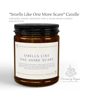 Peut inclure: Une bougie en pot de verre brun avec un couvercle noir et une étiquette blanche. L'étiquette porte l'inscription Smells Like One More Scare, 100% Natural Soy Wax Blend, et inclut du texte sur les thrillers, les sursauts et la lumière allumée.