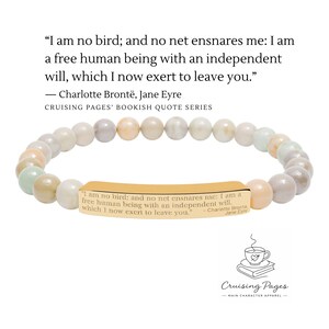 Puede incluir: Pulsera de cuentas de colores pastel con una barra dorada grabada con una cita de *Jane Eyre* de Charlotte Brontë. El texto de la imagen dice: "No soy un pájaro; y ninguna red me atrapa..."