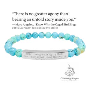 Könnte beinhalten: Türkisfarbenes Perlenarmband mit einem silbernen Steg, graviert mit einem Maya Angelou Zitat: "Es gibt keine größere Qual, als eine ungeschriebene Geschichte in sich zu tragen." Teil der Cruising Pages Bookish Quote Series.