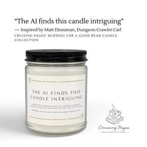 Op de afbeelding: Een doorzichtige glazen kaarsenpot met een zwarte deksel en witte was. Het etiket leest: The AI finds this candle intriguing. Mixed with a unique blend of strangely arousing ambiance. Rated five toes out of five. Feet not included. Warning: Please keep your feet away from the wax.