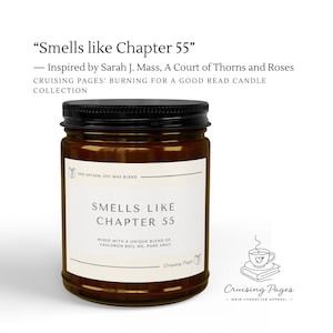 Peut inclure: Une bougie en pot de verre brun avec un couvercle noir et une étiquette blanche. L'étiquette indique : Smells Like Chapter 55, 100% Natural Soy Wax Blend, Mixed with a unique blend of, Cauldron Boil Me, Pure Smut, et Cruising Pages. Une icône de livre.