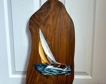 Targa in legno vintage dipinta a mano raffigurante una barca a vela, decorazione murale a tema nautico.