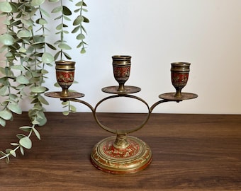 Candelabro de latón esmaltado vintage, portavelas de tres brazos con diseño floral rojo.