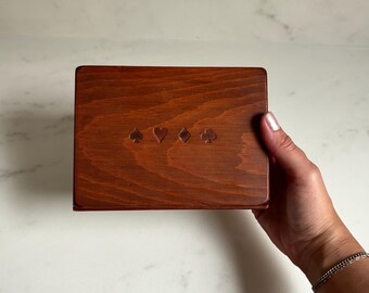 Vintage Holzspielkartenbox, Mitte des Jahrhunderts geschnitzte Anzugsymbole-Aufbewahrung