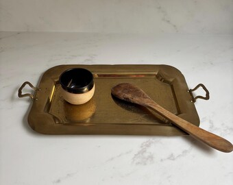 Vintage Messing Serviertablett, holländische Szene Radierung, Art-Deco-Griffe (patentiert 1920er Jahre)