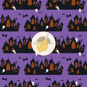Peut inclure: Un motif répétitif sur fond violet représentant des silhouettes noires de maisons hantées aux fenêtres orange, de petits fantômes blancs et des chauves-souris noires. Un logo circulaire avec un citron jaune et le texte Lemon Velour Studio.