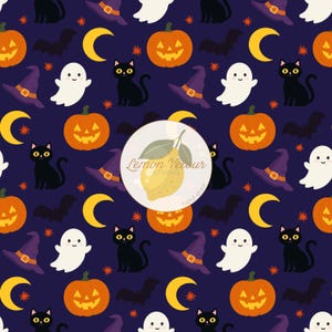 Peut inclure: Un motif répétitif sur fond violet foncé composé de citrouilles d'Halloween orange, de fantômes blancs, de chats noirs aux yeux jaunes, de chapeaux de sorcière violets, de croissants de lune jaunes et de petites étoiles orange. Logo citron central.