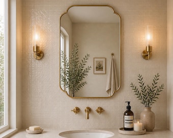 Specchio da bagno con cornice in ottone smerlata, decorazione da parete dorata per il bagno, dimensioni personalizzate.