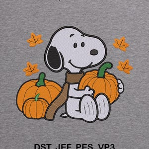 Könnte beinhalten: Gesticktes Design mit Snoopy mit braunem Schal, der zwei orangefarbene Kürbisse hält und von orangefarbenen Blättern umgeben ist. Der Text lautet "3 SIZES | 4X4, 5X7, 6X10" und "DST, JEF, PES, VP3" auf grauem Hintergrund.