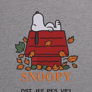 Può includere: Design ricamato con Snoopy sulla sua cuccia rossa, circondato da foglie autunnali. La parola "SNOOPY" è arancione. L'immagine include il testo "3 MISURE | 4X4, 5X7, 6X10" e "DST, JEF, PES, VP3" su sfondo grigio.