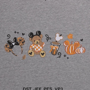 Könnte beinhalten: Gesticktes Design auf grauem Hintergrund mit einem Minnie Mouse Ohren-Stirnband, einem Teddybären, einer Kaffeetasse und Kürbissen. Das Design enthält den Text "SIZE | 5X7" und "DST, JEF, PES, VP3".