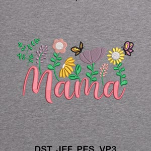 Könnte beinhalten: Ein Stickmuster auf grauem Hintergrund mit dem Wort Mama in rosa Schreibschrift. Über dem Text befinden sich bunte gestickte Blumen in Rosa-, Gelb- und Violetttönen sowie grüne Stängel und zwei Schmetterlinge. Der Text lautet SIZE | 5X7 und DST, JEF, PES, VP3.