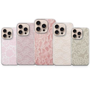 Könnte beinhalten: Fünf Handyhüllen mit Spitzenmuster in verschiedenen Farben: Hellrosa, Rosa und Off-White. Die Hüllen haben einen transparenten Rand um die Kamera und das Gehäuse. Die Spitzenmuster variieren.