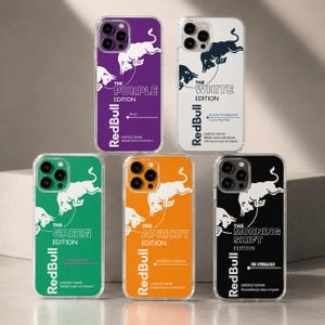 Könnte beinhalten: Fünf Smartphone-Hüllen mit Red Bull Branding in Lila, Weiß, Grün, Orange und Schwarz. Jede Hülle zeigt zwei Stiere sowie den Text The Purple Edition, The White Edition, The Green Edition, The Apricot Edition oder The Morning Shift Edition.