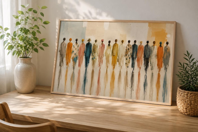 K&ouml;nnte beinhalten: Ein rechteckiger gerahmter Kunstdruck, der eine horizontale Reihe abstrakter Figuren von hinten zeigt. Die Figuren sind in verschiedenen gedeckten Farben wie Orange, Blau, Gelb und Grau gehalten, wobei vertikale Pinselstriche Reflexionen erzeugen.