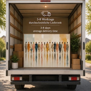 K&ouml;nnte beinhalten: Ein gro&szlig;es, rechteckiges gerahmtes Gem&auml;lde, das eine Reihe von Figuren in verschiedenen farbenfrohen Outfits zeigt und im Laderaum eines Lieferwagens steht. Das Kunstwerk weist abstrakte vertikale Pinselstriche und Spiegelungen auf.