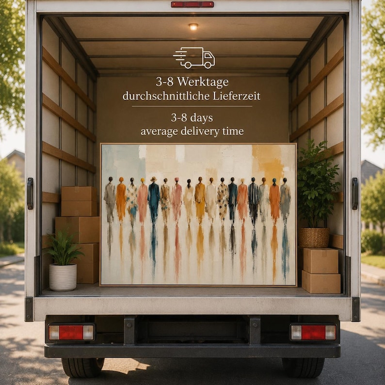 K&ouml;nnte beinhalten: Ein gro&szlig;es, rechteckiges gerahmtes Gem&auml;lde, das eine Reihe von Figuren in verschiedenen farbenfrohen Outfits zeigt und im Laderaum eines Lieferwagens steht. Das Kunstwerk weist abstrakte vertikale Pinselstriche und Spiegelungen auf.