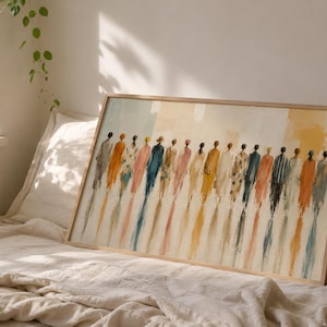 K&ouml;nnte beinhalten: Ein rechteckiger gerahmter Wandkunstdruck, der eine Reihe abstrakter Figuren in einer Linie zeigt. Die Figuren sind in verschiedenen gedeckten Farben wie Orange, Blau, Gelb und Beige gehalten, wobei l&auml;ngliche vertikale Pinselstriche eine Tiefe erzeugen.