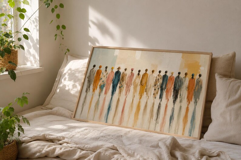 K&ouml;nnte beinhalten: Ein rechteckiger gerahmter Wandkunstdruck, der eine Reihe abstrakter Figuren in einer Linie zeigt. Die Figuren sind in verschiedenen gedeckten Farben wie Orange, Blau, Gelb und Beige gehalten, wobei l&auml;ngliche vertikale Pinselstriche eine Tiefe erzeugen.