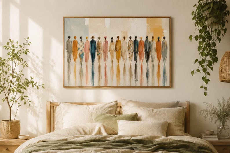 K&ouml;nnte beinhalten: Ein rechteckiger Wandkunstdruck mit einer horizontalen Reihe abstrakter Figuren in verschiedenen Farben, darunter Orange, Blau, Gelb und Wei&szlig;. Die Figuren sind mit vertikalen Pinselstrichen dargestellt, die einen Spiegeleffekt unter ihnen erzeugen.