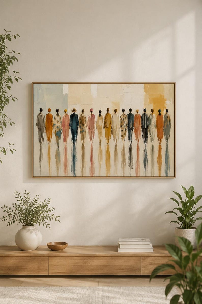 K&ouml;nnte beinhalten: Ein rechteckiges gerahmtes Wandbild mit einem &Ouml;lgem&auml;lde, das eine Reihe von nebeneinander stehenden Figuren zeigt. Die Figuren sind in verschiedenen Farben wie Orange, Blau, Gelb und Wei&szlig; dargestellt, wobei vertikale Pinselstriche Reflexionen erzeugen.