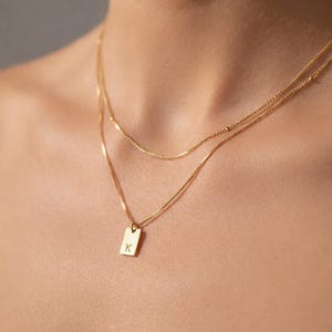 Halsband med initialer i guld, hänge i rostfritt stål med fyrkantig bokstav, personliga smycken