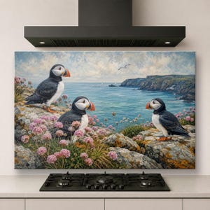 Bakstänkskydd i glas från Coastal Puffins, Bakstänkskydd i härdat glas för kök, Charmig stänkskydd för spis i vildmarksstil, Bakstänkskydd för spis