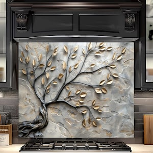 Puede incluir: Salpicadero de cocina decorativo con un diseño de árbol metálico. El árbol tiene hojas doradas y un tronco y ramas de color gris oscuro. El fondo tiene un aspecto texturizado, similar a la piedra, con tonos grises y beige. El salpicadero está instalado sobre una cocina de gas.