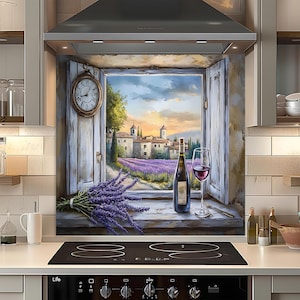 Könnte beinhalten: Eine Küchenrückwand mit einer gemalten Szene eines Fensters mit Blick auf ein Lavendelfeld und ein europäisches Dorf. Eine Weinflasche und ein Glas Rotwein stehen auf der Fensterbank, zusammen mit einem Lavendelstrauß und einer Uhr.