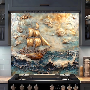 Op de afbeelding: Decoratieve keukenachterwand met een gedetailleerd reliëf van een zeilschip op een stormachtige zee. Het kunstwerk toont een gouden schip met bolle zeilen tegen een achtergrond van getextureerde wolken en golven.
