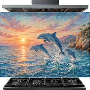Puede incluir: Un panel rectangular para salpicadero de cocina que muestra una vibrante puesta de sol sobre el océano con tres delfines azules saltando fuera del agua. La escena incluye acantilados rocosos con palmeras a la derecha y un sol naranja brillante.