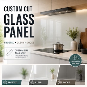 Könnte beinhalten: Eine moderne Küche mit einer maßgefertigten Glasplatte, erhältlich in mattierten, klaren oder rauchfarbenen Ausführungen. Das Bild zeigt den Text "Custom Cut Glass Panel" und "Custom Size Available". Ein Kochfeld mit einem Topf und dekorativen Elementen sind ebenfalls zu sehen.