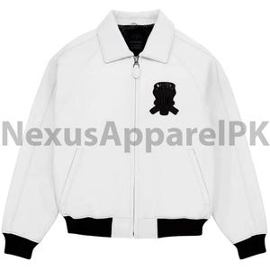 Puede incluir: Chaqueta de cuero blanca con un emblema negro en el pecho. La chaqueta tiene cuello, cierre de cremallera y pu&ntilde;os y dobladillo negros. El texto "NexusApparelPK" es visible.